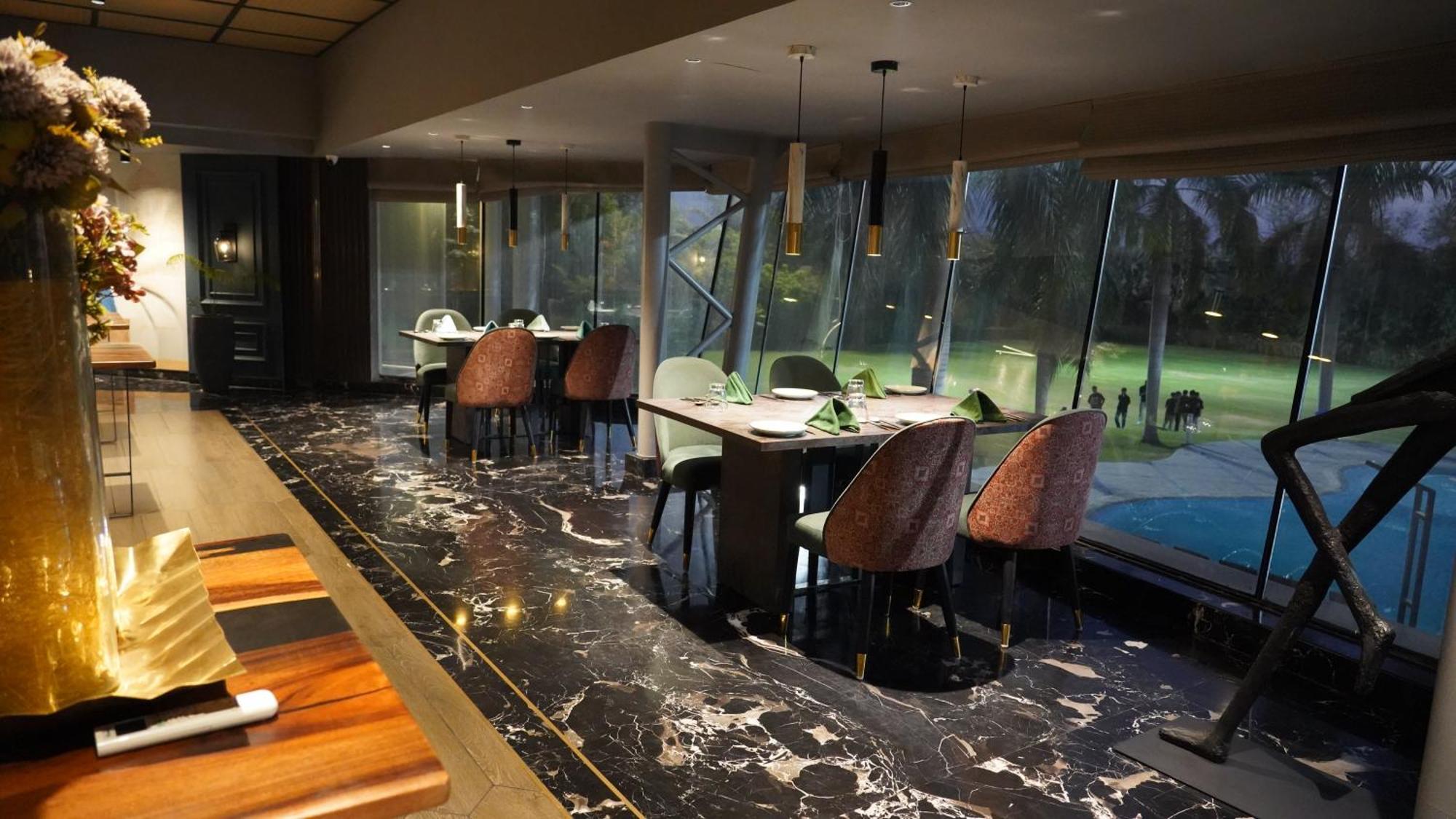 Hotel Seasons Radźkot Zewnętrze zdjęcie