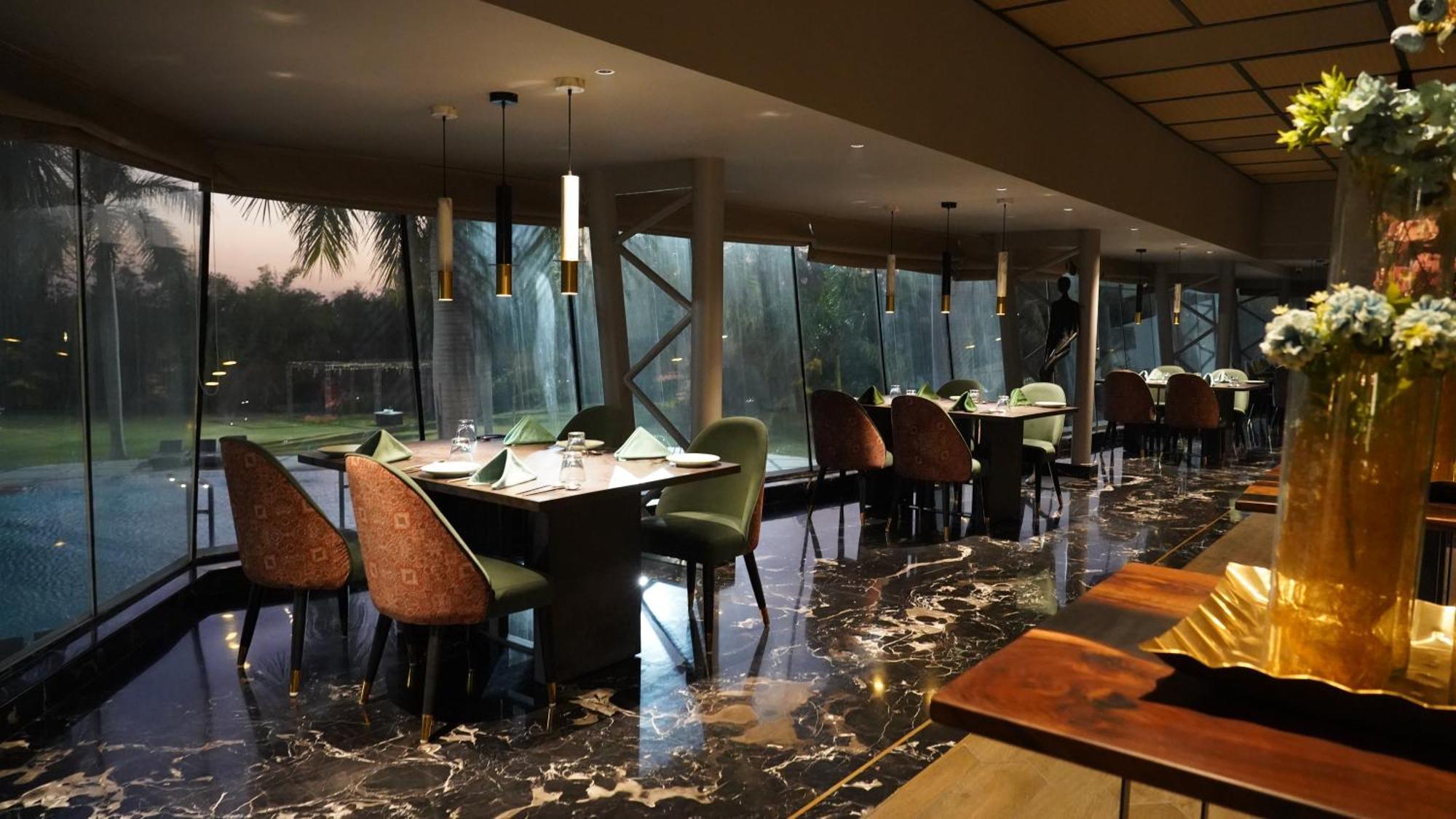Hotel Seasons Radźkot Zewnętrze zdjęcie