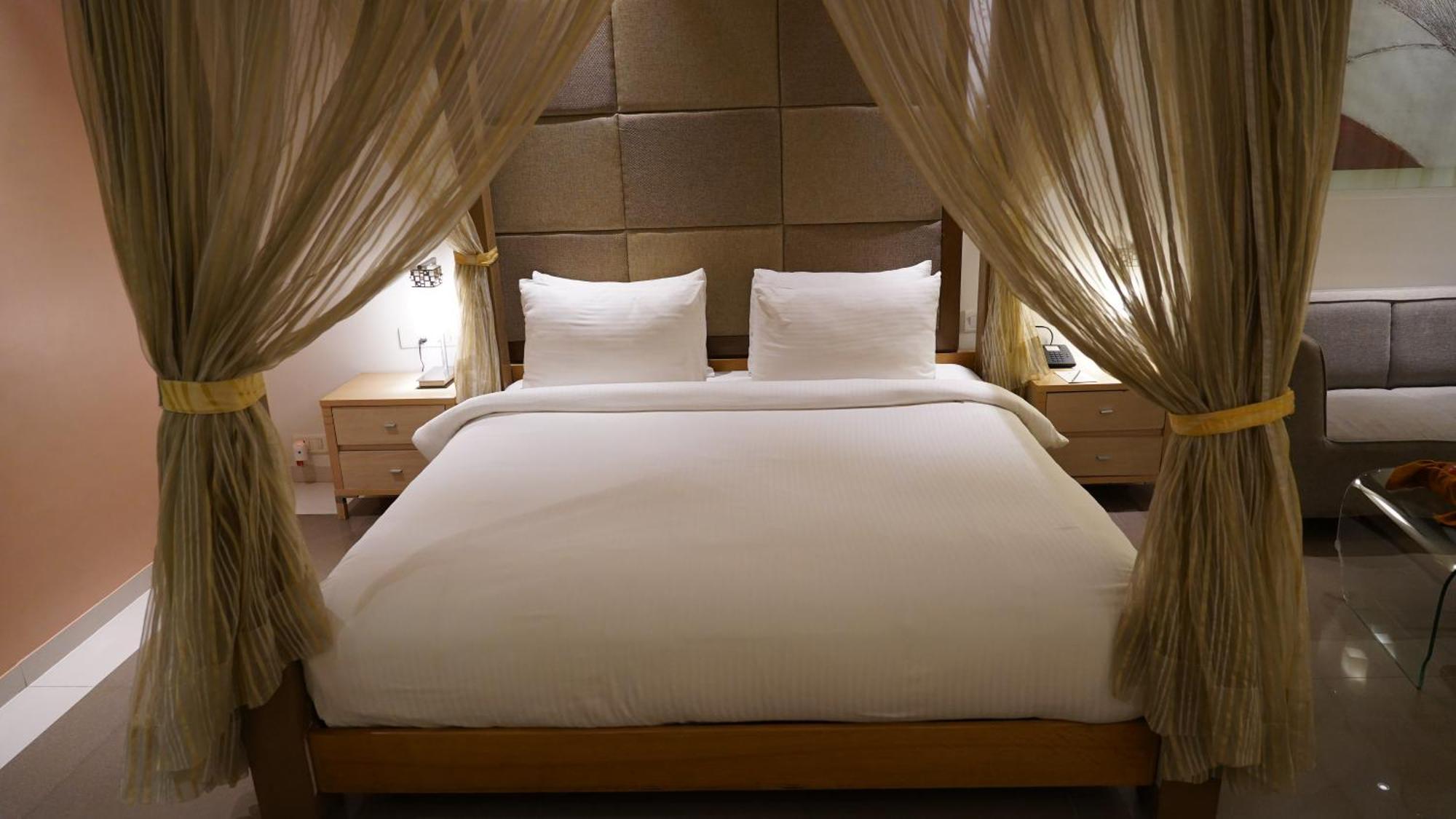 Hotel Seasons Radźkot Zewnętrze zdjęcie