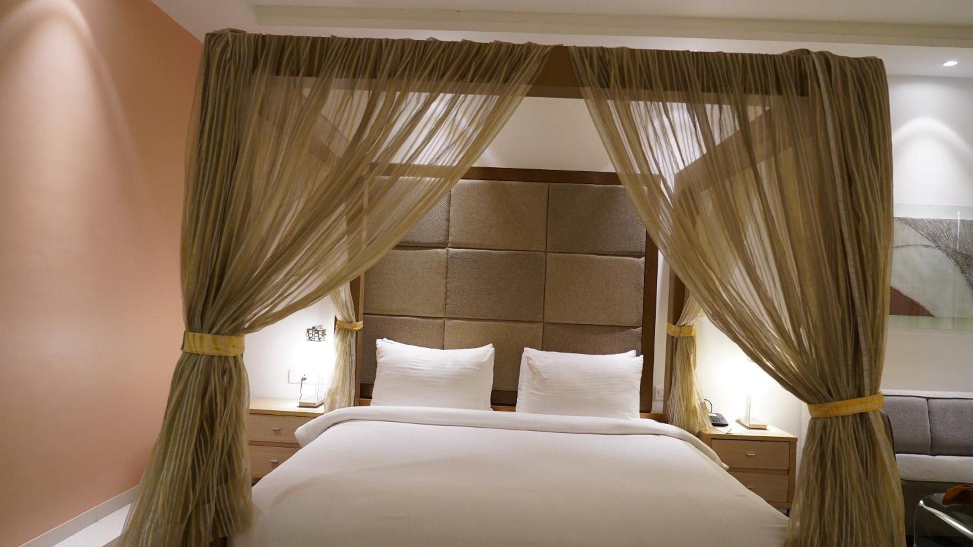 Hotel Seasons Radźkot Zewnętrze zdjęcie